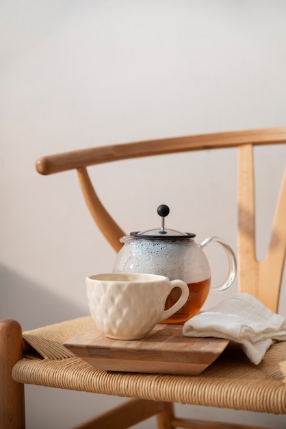 Délicieuse boisson sur chaise à l'intérieur