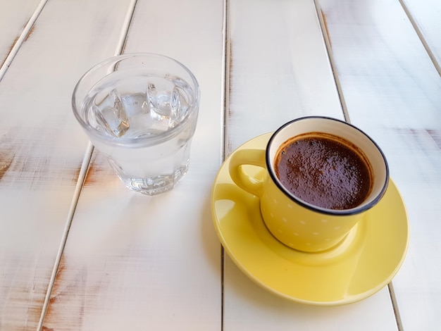 Délicieuse boisson chaude turque traditionnelle; café turc