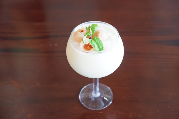 une délicieuse boisson à la saveur de litchi en arrière-plan