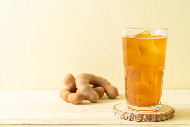 Délicieuse boisson sucrée jus de tamarin et glaçon - style de boisson saine