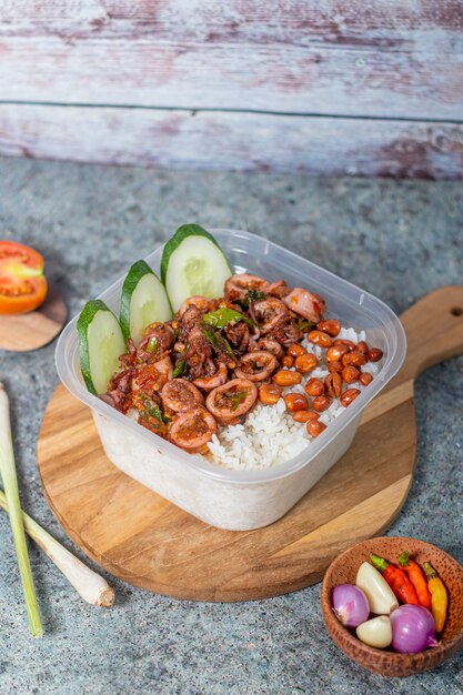 délicieuse boule de riz au calmar épicé avec des légumes