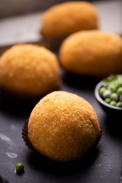 Délicieuse boule de riz sur tableau noir