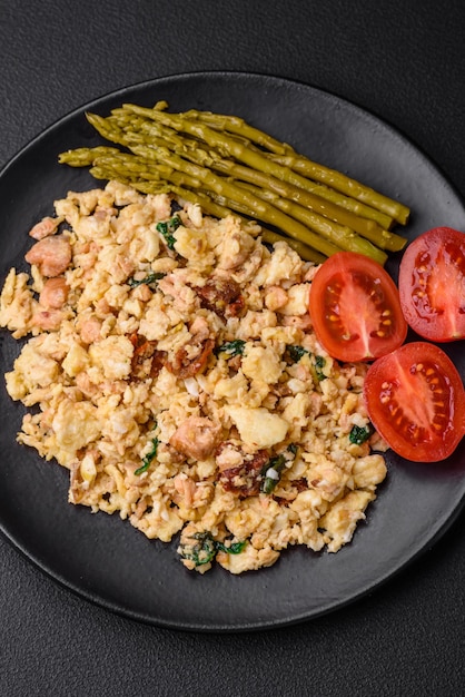 Délicieuse bousculade au saumon, tomates séchées, épinards, épices et fines herbes