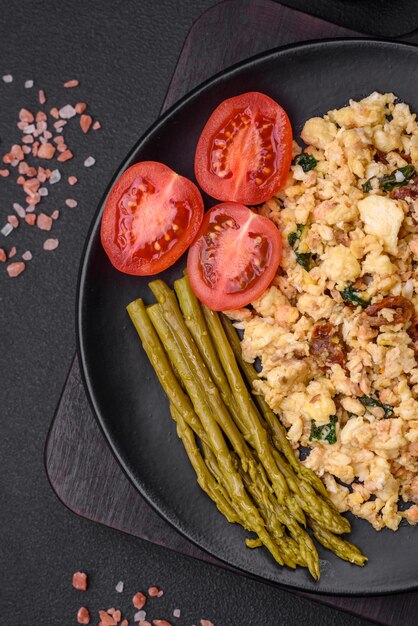 Délicieuse bousculade au saumon, tomates séchées, épinards, épices et fines herbes