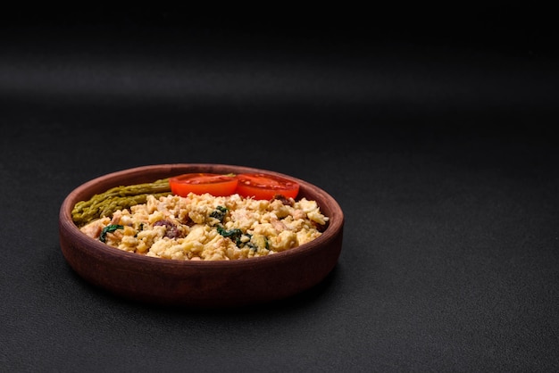 Délicieuse bousculade au saumon, tomates séchées, épinards, épices et fines herbes