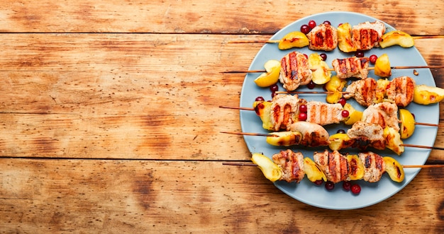 Délicieuse brochette de dinde à la pomme sur une table en bois rurale. Espace de copie