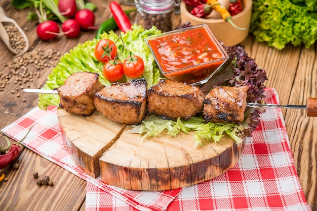 Délicieuse brochette de viande juteuse ou brochettes de shish sur des brochettes de filet de porc