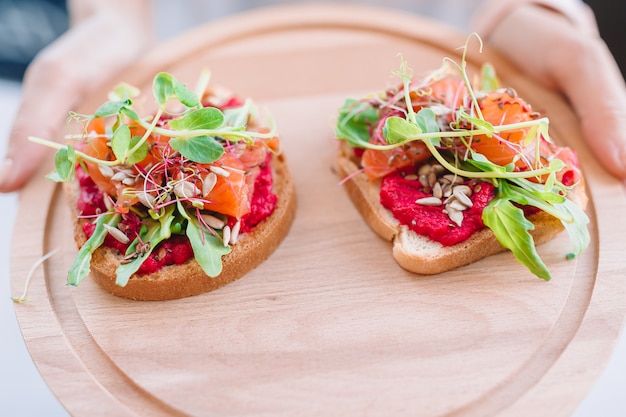 Délicieuse bruschetta italienne sur la plaque de bois