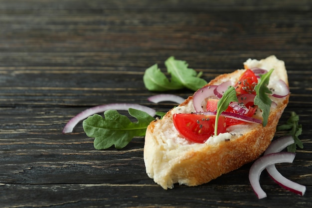 Délicieuse bruschetta italienne snack sur fond de bois rustique