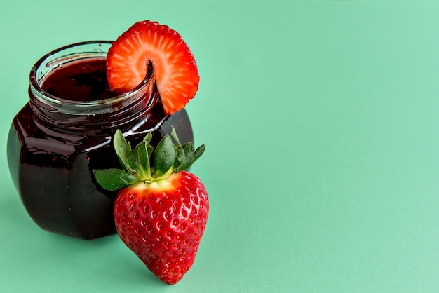 Délicieuse confiture de fraises sur fond vert