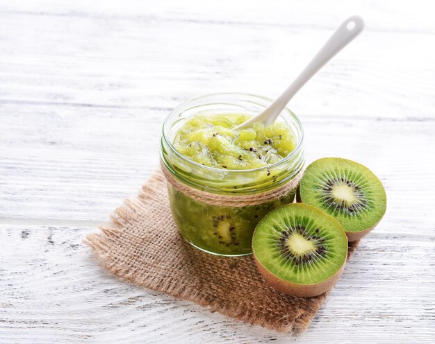 Photo délicieuse confiture de kiwi sur table libre