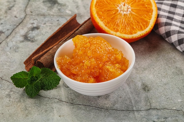 Une délicieuse confiture d'orange faite maison dans le bol