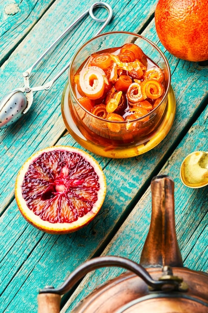 Délicieuse confiture d'orange sur table en bois. Confiture d'orange dans un bocal en verre