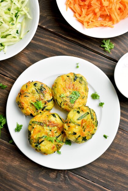 Une délicieuse côtelette de légumes à partir de pommes de terre à la carotte et à la courgette