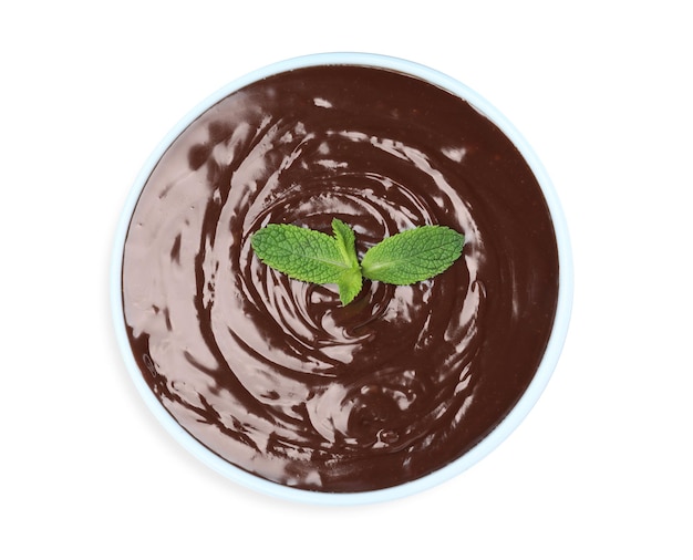 Délicieuse crème au chocolat à la menthe dans un bol sur la vue de dessus de fond blanc