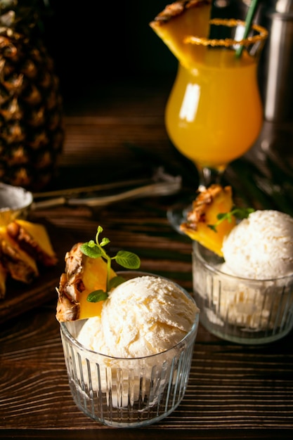 Délicieuse crème glacée à l'ananas sorbet sundae concept de cuisine d'été