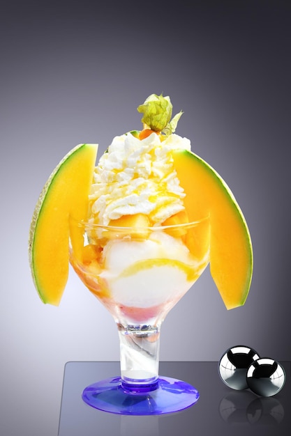 Délicieuse crème glacée au melon et à la papaye Concept de nourriture d'été saine