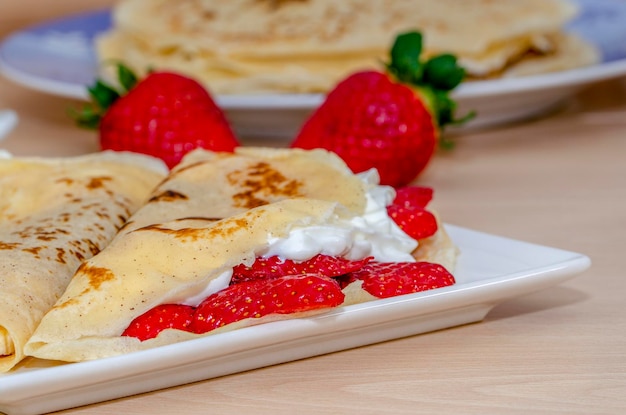 Délicieuse crêpe aux fraises prête à manger