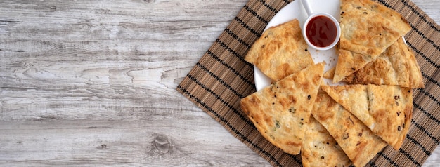 Délicieuse crêpe taïwanaise aux oignons verts sur fond de table en bois