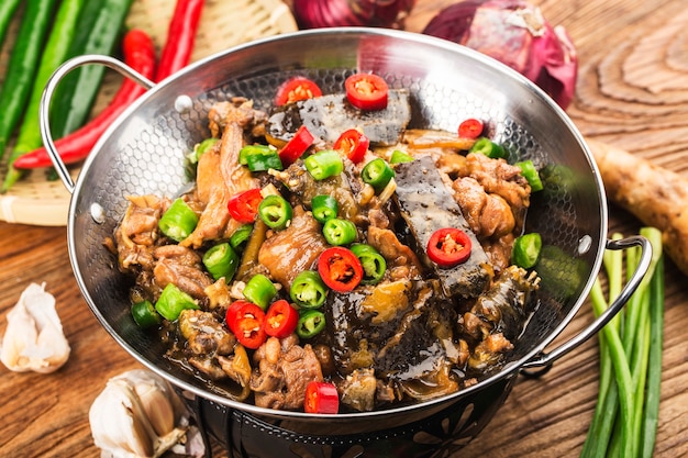 Délicieuse cuisine chinoise, tortue à carapace molle mijotée avec un pot de poulet