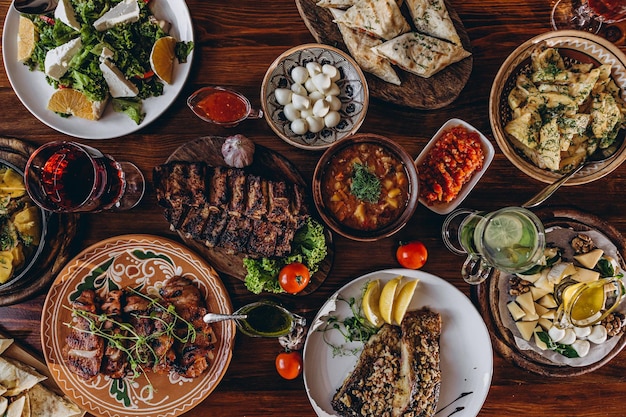 Délicieuse cuisine européenne et slave sur la grande table attendant la table des invités avec vue sur le dessus de la nourriture