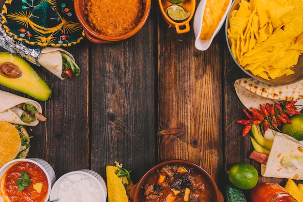 Photo délicieuse cuisine mexicaine s'organiser dans un cadre sur une table en bois