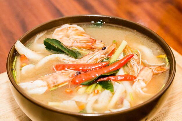Délicieuse cuisine thaïlandaise appelée Tom Yum Kung close up