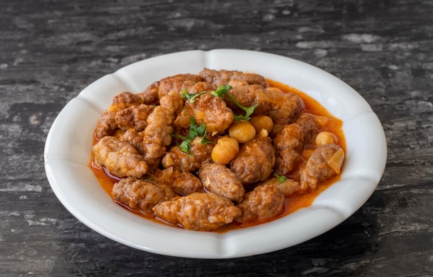 Délicieuse cuisine turque traditionnelle , la cuisine de la région de Mugla lors des mariages ; Boulettes de viande aigres, viande hachée, pois chiches et boulettes de viande juteuses.