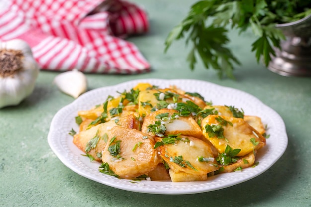 Délicieuse cuisine turque traditionnelle, frites aigres de style village (nom turc ; Koylu patates, eksili patates, Koy usulu eksili patates)