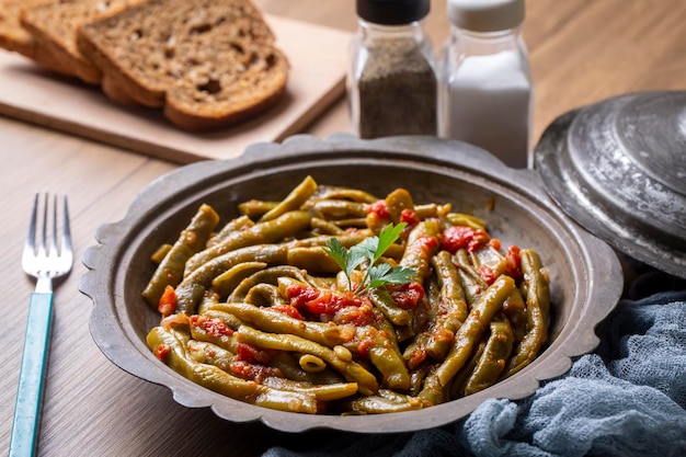 Délicieuse cuisine turque traditionnelle; Haricots verts à l'huile d'olive; nom turc; Zeytinyagli taze fasulye