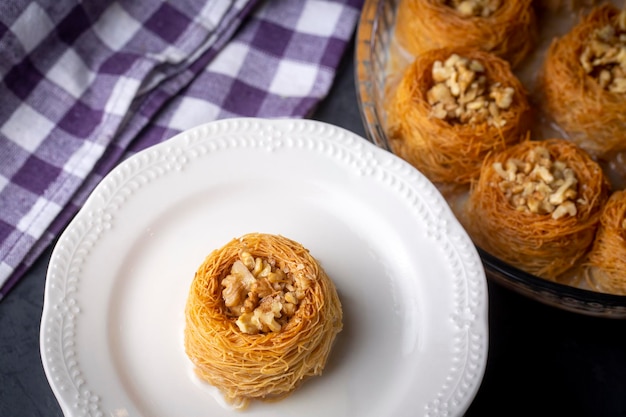 Délicieuse cuisine turque traditionnelle; noyer kadayif, nom turc; kase kadayif