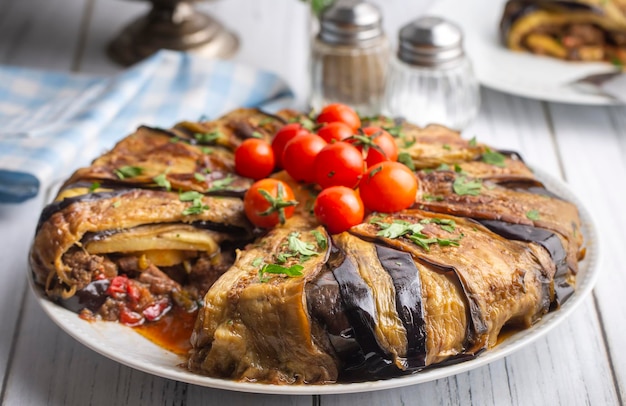 Délicieuse cuisine turque traditionnelle, plat d'aubergines à la viande (nom turc; patlican kapama)