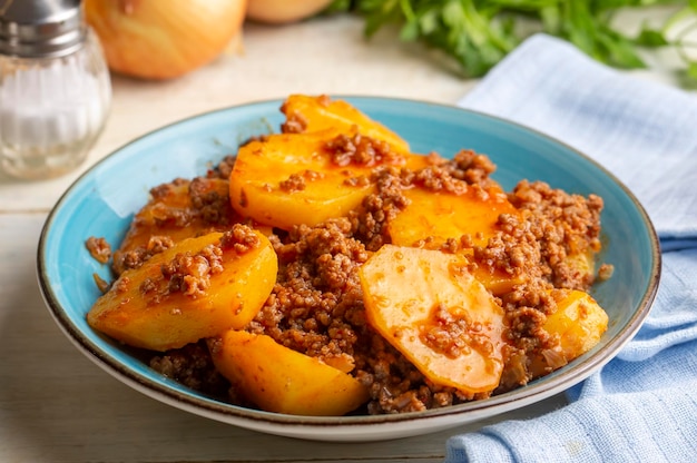 Délicieuse cuisine turque traditionnelle; plat de pommes de terre à la viande. nom turc; patates de kiymali