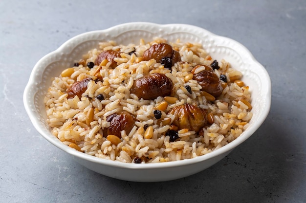 Délicieuse cuisine turque traditionnelle; riz pilaf aux châtaignes (nom turc; kestaneli pilav)