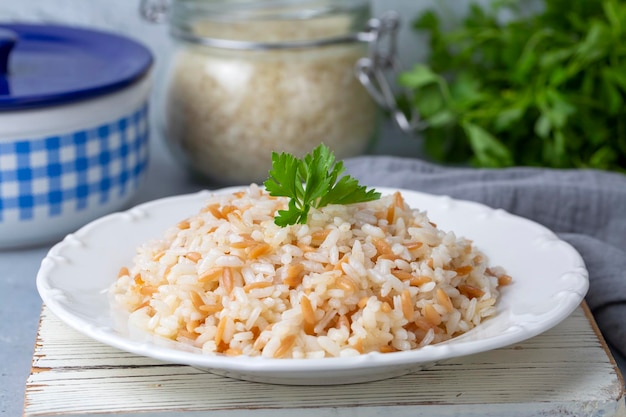 Délicieuse cuisine turque traditionnelle riz pilaf de style turc nom turc Arpa sehriyeli pirinc pilavi