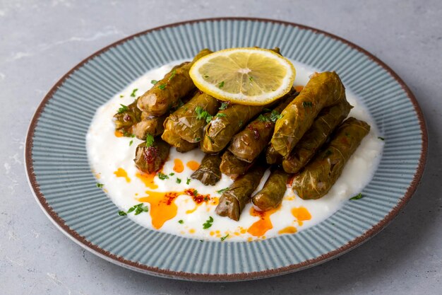 Délicieuse cuisine turque traditionnelle; Wrap de feuilles - feuilles farcies servies avec du yaourt. nom turc; yaourtlu yaprak sarmasi