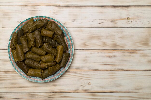 Délicieuse dolma sur une table en bois à l'arrière-plan