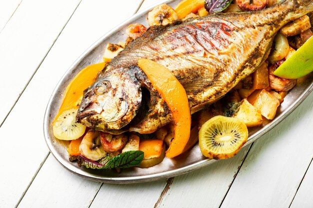 Délicieuse dorada de poisson frit aux fruits et épices