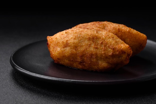 Délicieuse escalope de pomme de terre au four farcie de poulet et légumes épices et sel