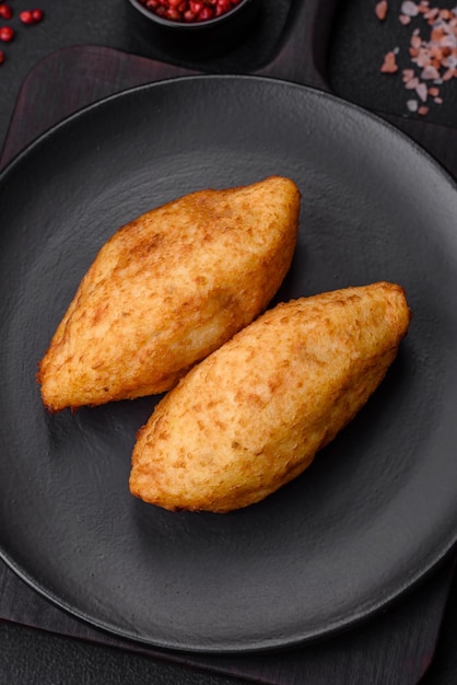 Délicieuse escalope de pomme de terre au four farcie de poulet et légumes épices et sel