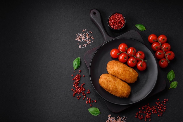 Délicieuse escalope de pomme de terre au four farcie de poulet et légumes épices et sel