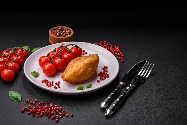 Délicieuse escalope de pomme de terre au four farcie de poulet et légumes épices et sel