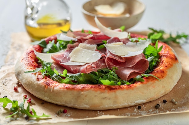 Délicieuse et fraîche pizza Parme avec prosciutto parmesan et roquette