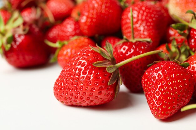 Délicieuse fraise rouge sur fond blanc