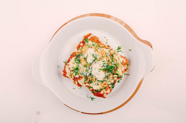 Délicieuse frittata aux œufs avec du fromage et des tomates