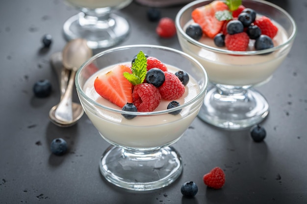 Délicieuse et froide Panna Cotta à base de crème et de vanille