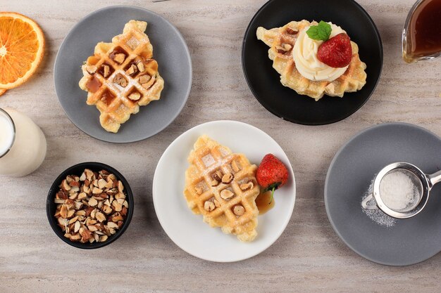 Délicieuse gaufre de croissant maison fraîchement cuite au four avec fraise. Vue de dessus servi sur une petite assiette à gâteau, fond propre crème pour la publicité.