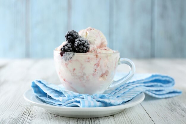 Délicieuse glace avec des baies fraîches congelées sur fond de bois de couleur