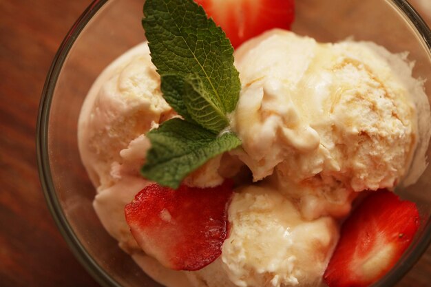 Délicieuse glace à la fraise fraîche