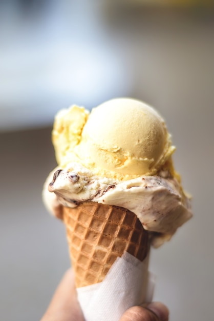 Une délicieuse glace à la main